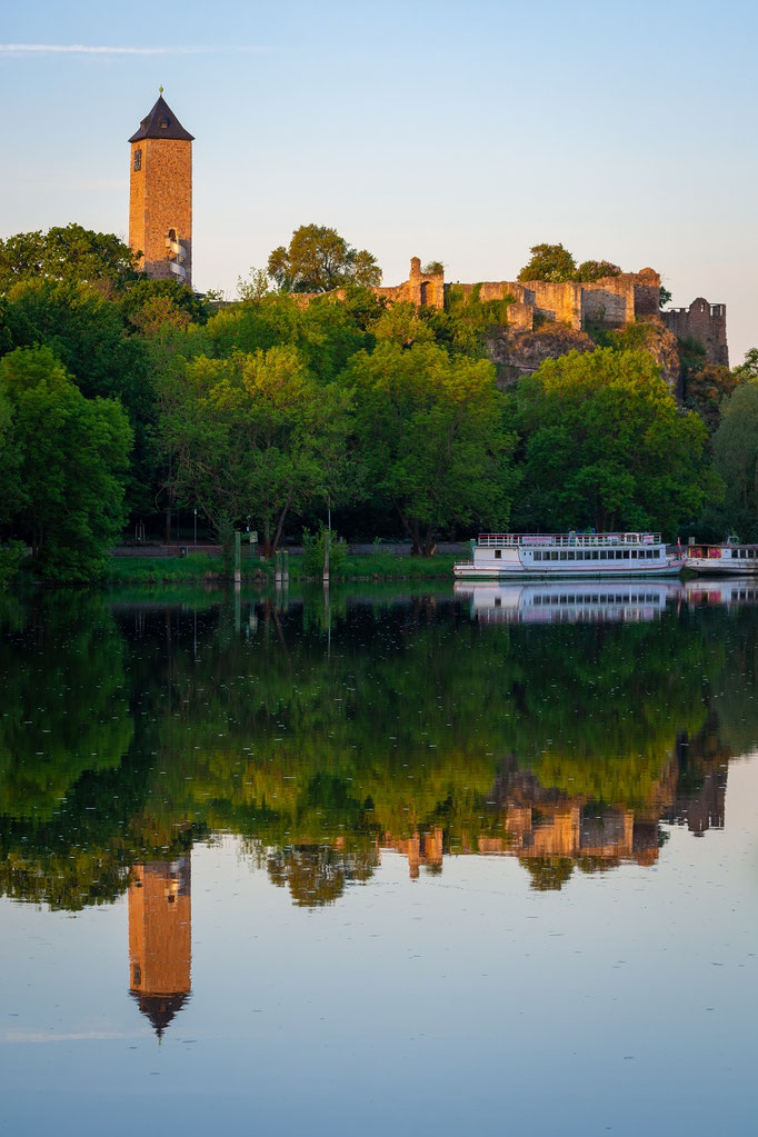 Burg Giebichenstein spiegelt sich auf der Saale