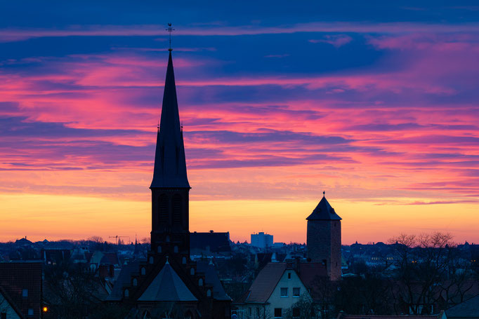 Petruskirche und Giebichenstein im Sonnenaufgang