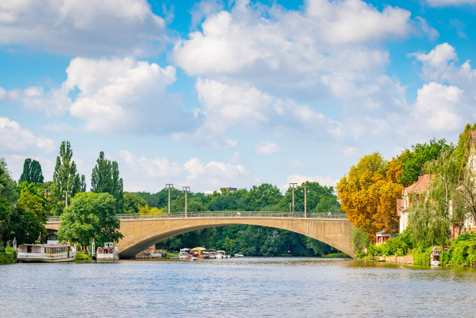 Kröllwitzer Brücke an einem Tag im Spätsommer