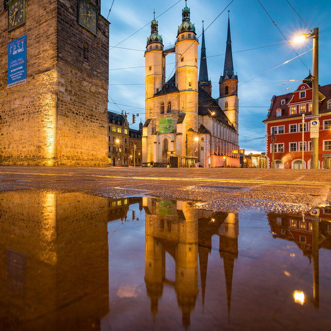 Roter Turm und Marienkirche auf dem Markt im Regen