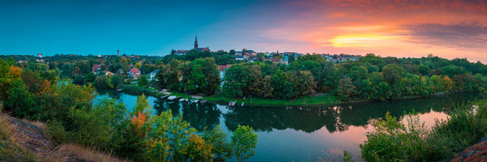 Panorama mit Saale, Burg Giebichenstein und Petruskirche im Sonnenuntergang