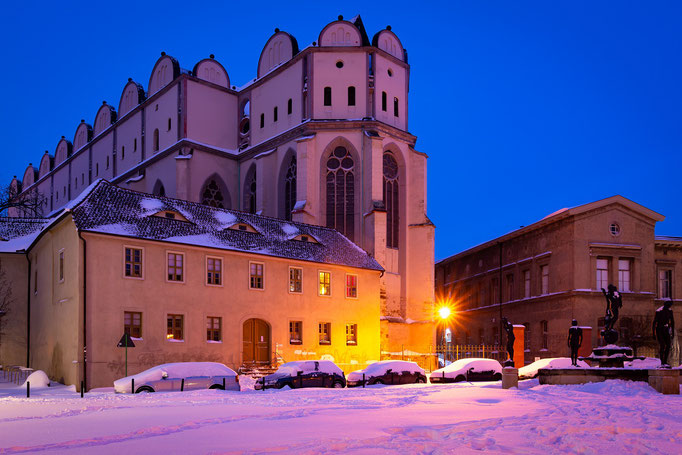 Dom zu Halle mit Schnee im Winter