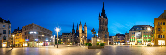 Panorama mit Marienkirche und Roter Turm am Abend