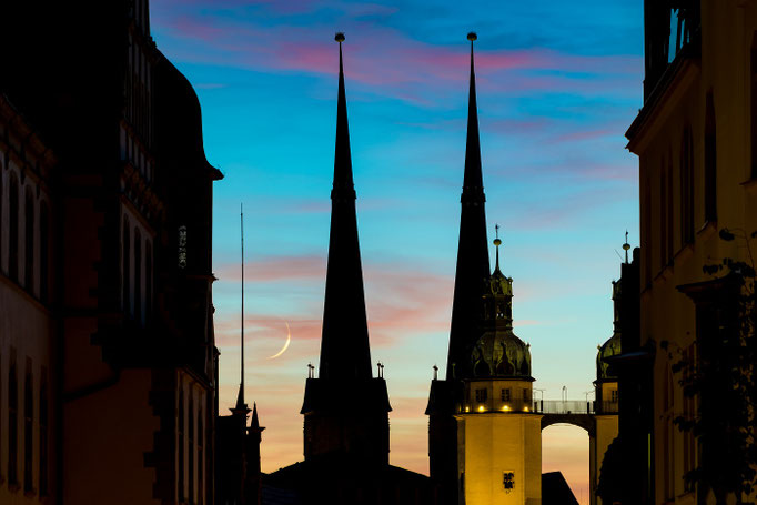 Marienkirche mit Mondsichel am Abend