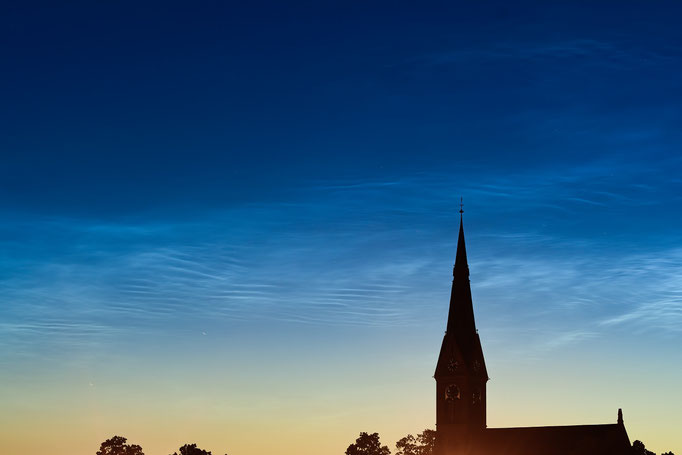Leuchtende Nachtwolken (noctilucent clouds) über der Johanneskirche