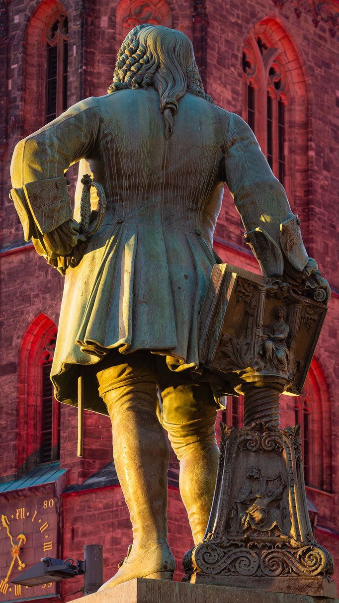 Händel Denkmal und Roter Turm am Abend