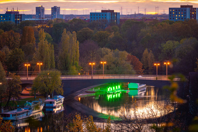 Kröllwitzer Brücke und Saale am Abend im Herbst