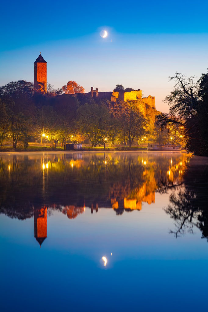Mondsichel und Jupiter über Burg Giebichenstein und Saale