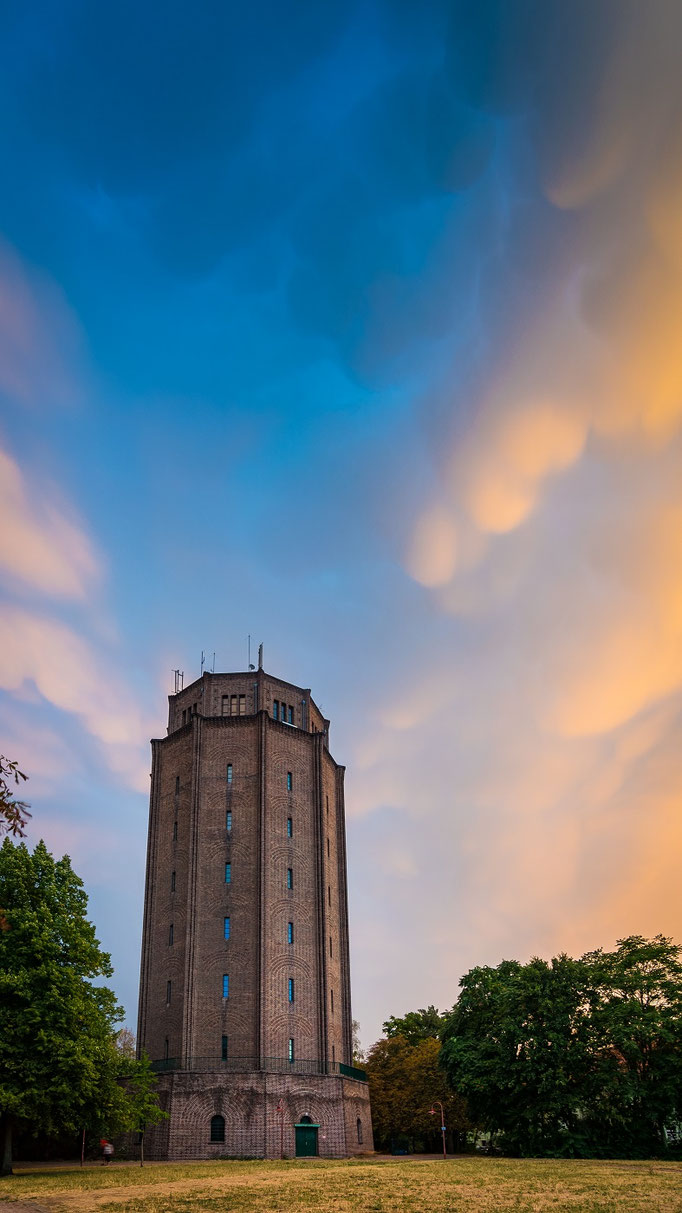 Wasserturm Süd unter Mammatuswolken in der Abenddämmerung