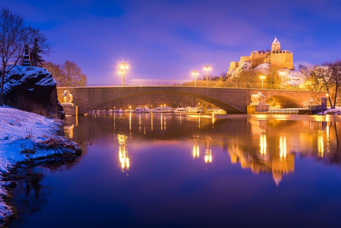 Kröllwitzer Brücke und Burg Giebichenstein zur Blauen Stunde im Winter