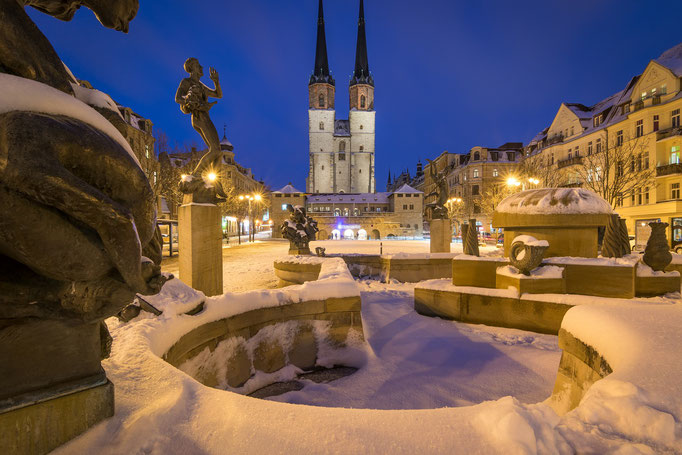 Göbelbrunnen und Hallmarkt mit Schnee