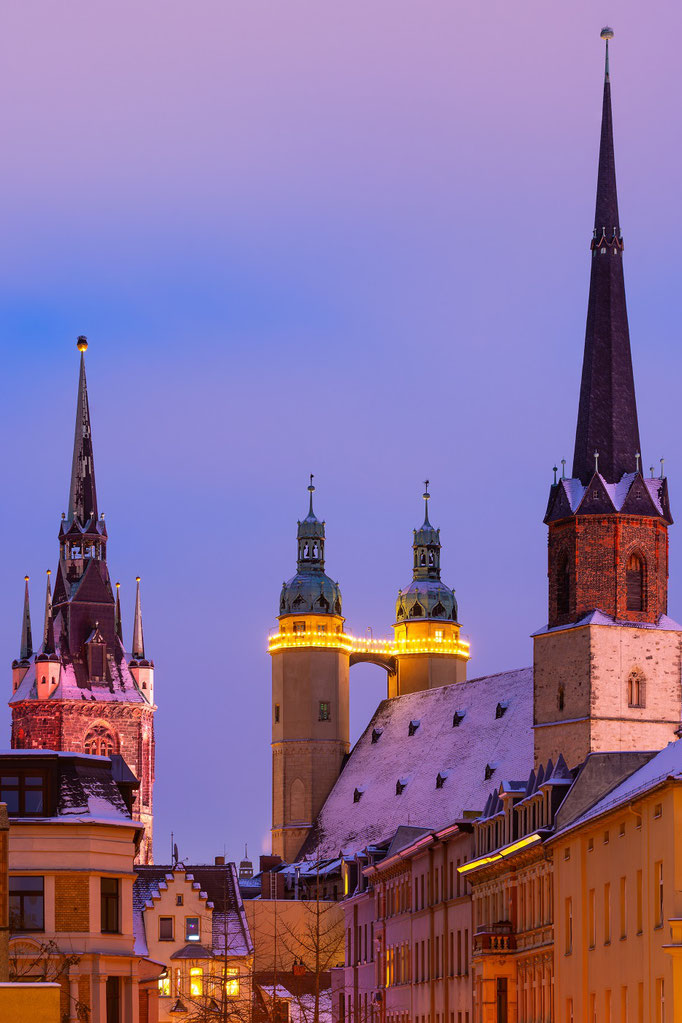 Die Türme von Halle im Schnee an einem Winterabend