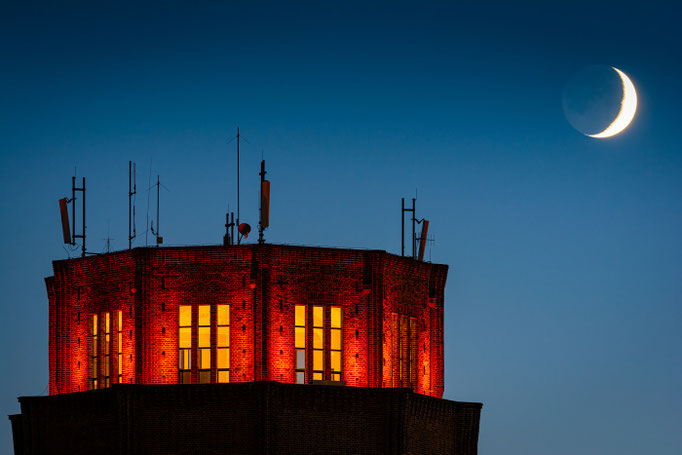 Wasserturm Süd mit Mondsichel am Abend