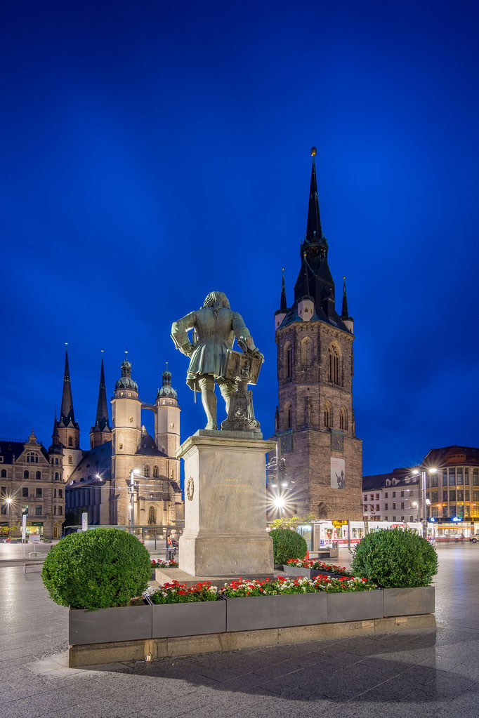 Händel Denkmal mit Marienkirche und Roter Turm am Abend