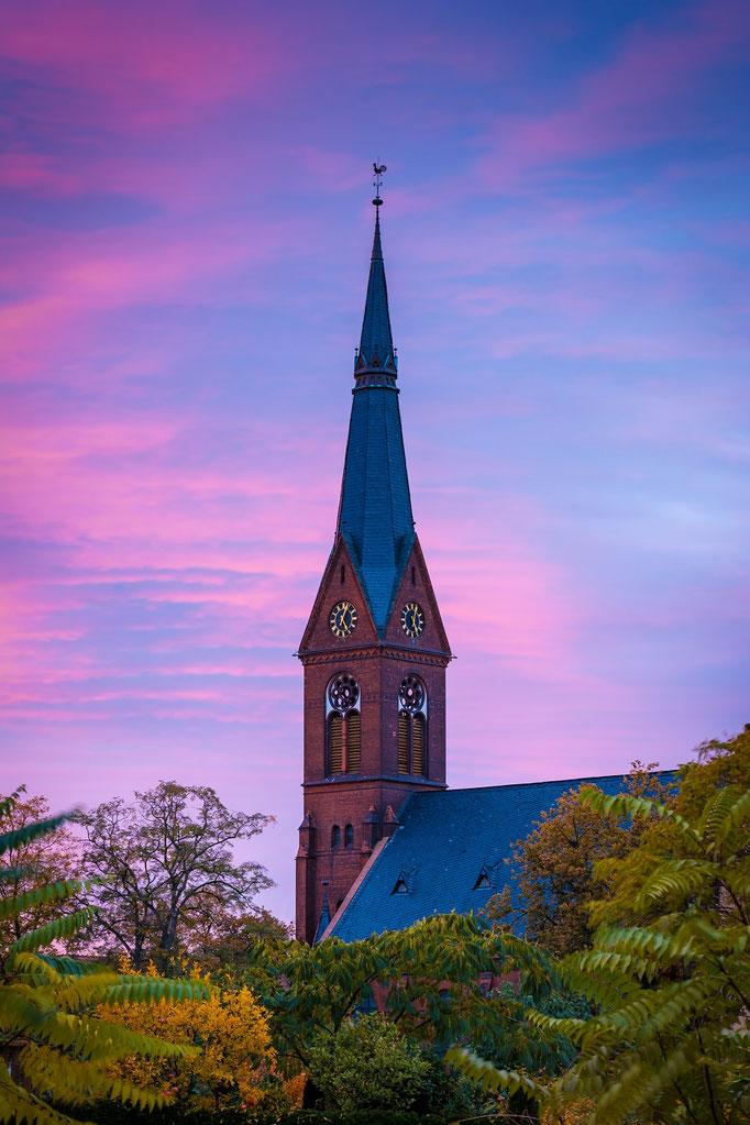 Johanneskirche in der Abenddämmerung