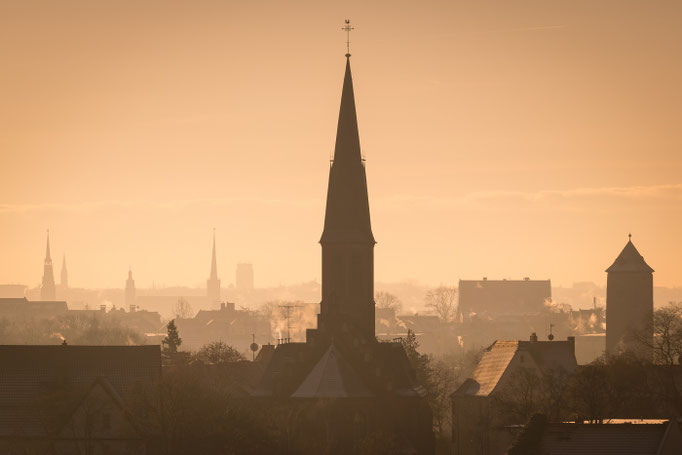 Die Türme der Stadt im Sonnenaufgang