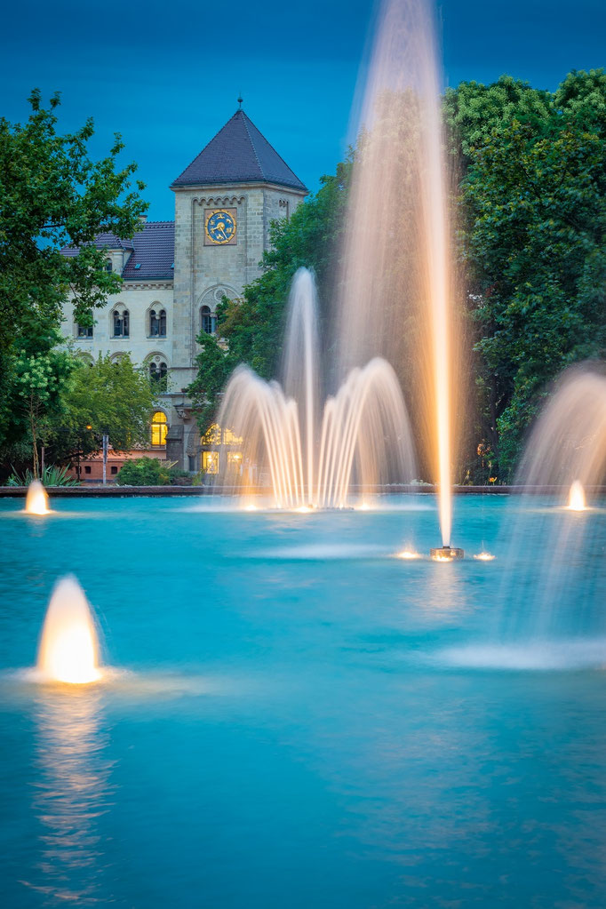 Alte Hauptpost und Brunnen am Joliot-Curie-Platz