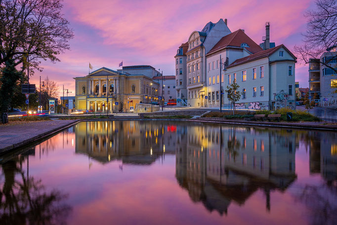 Oper Halle und Brunnen am Joliot-Curie-Platz am Abend