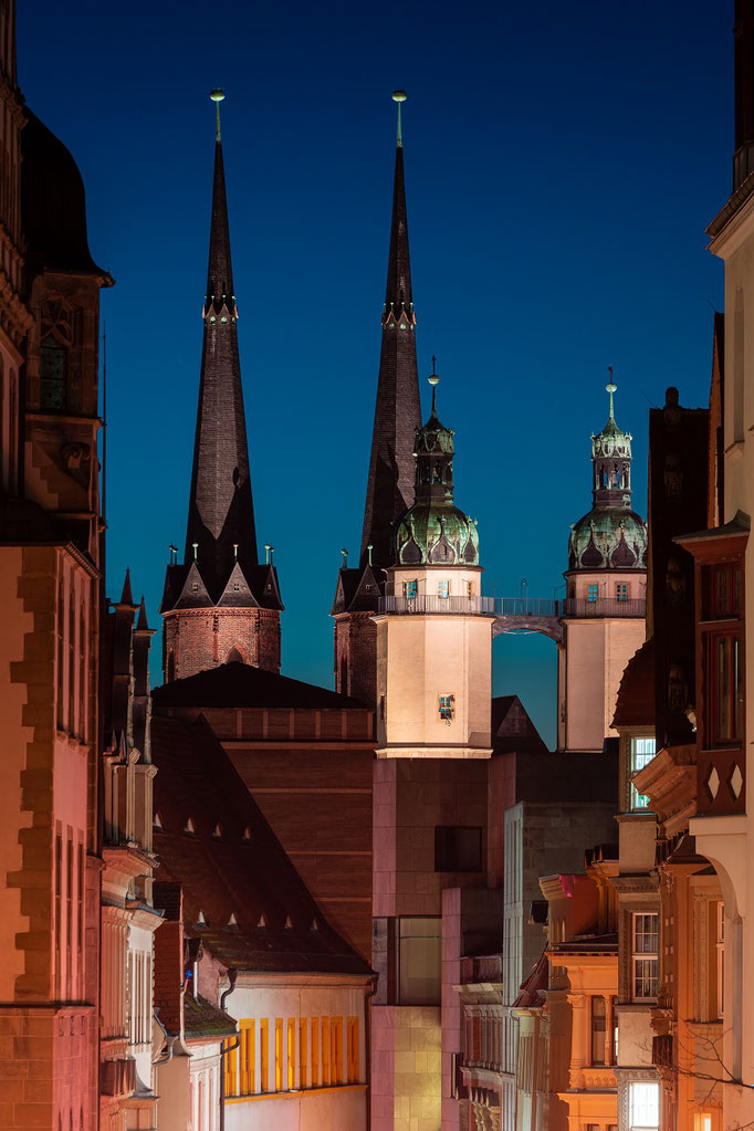 Blick durch die Rathausstraße zu den Türmen
