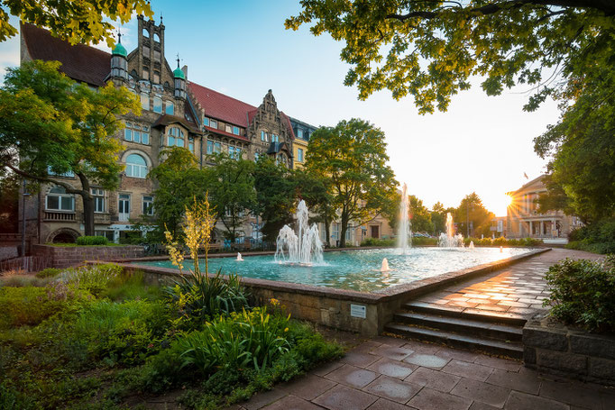 Brunnen am Joliot-Curie-Platz am Abend im Sommer