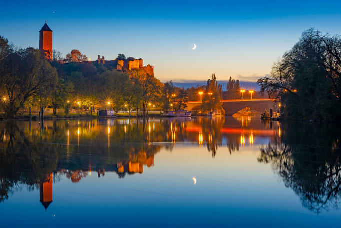 Mondsichel und Jupiter über Burg Giebichenstein und Kröllwitzer Brücke