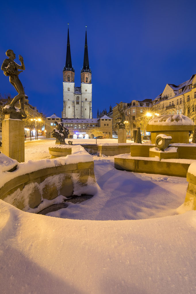 Winterabend auf dem Hallmarkt mit Göbelbrunnen und Marktkirche