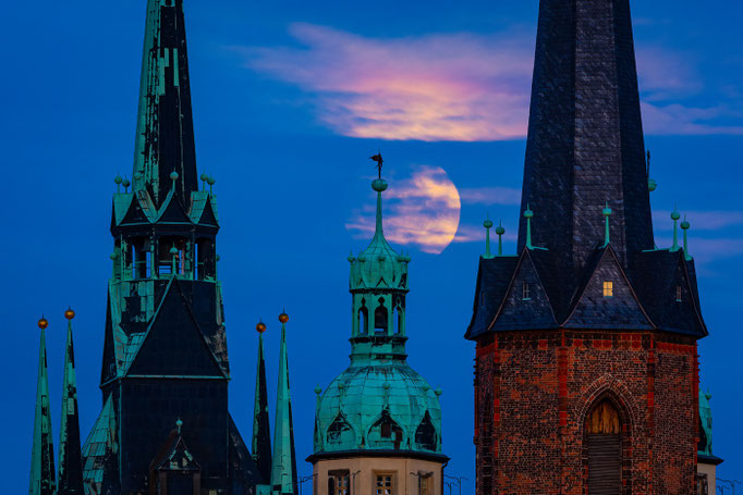 Die Türme mit dem aufgehenden Vollmond