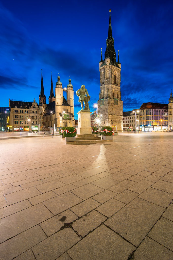 Abenddämmerung auf dem Markt in Halle-Saale