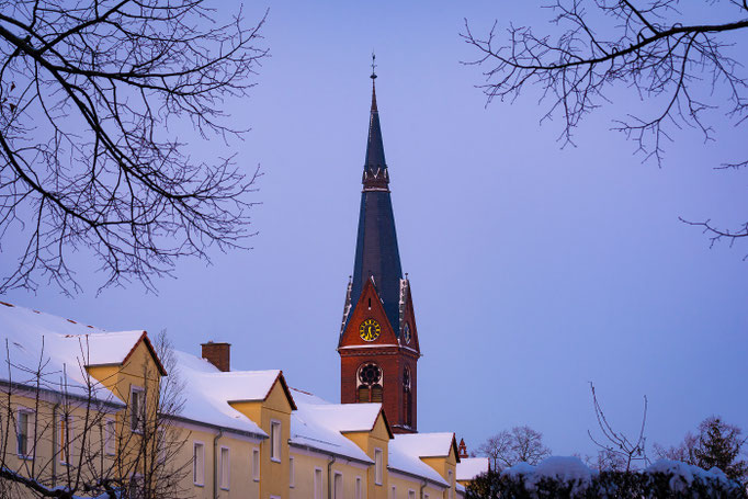 Blick zur Johanneskirche an einem Abend im Winter
