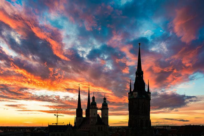 Die Türme von Halle im Sonnenuntergang