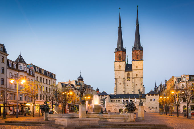 Hallmarkt mit Göbelbrunnen am Abend