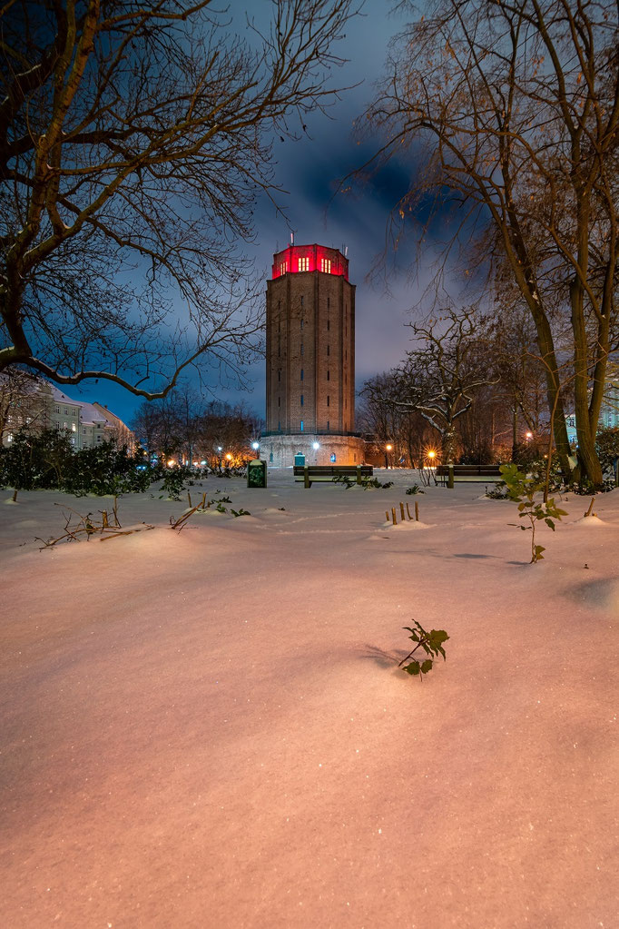 Wasserturm Sürd am Lutherplatz mit Schnee im Winter