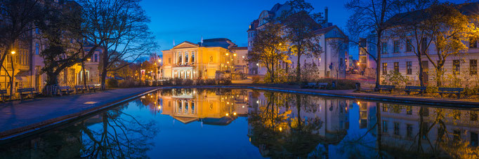Panorama mit Oper und Brunnen am Joliot-Curie-Platz