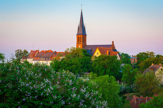 Petruskirche in Kröllwitz im Sonnenaufgang im Frühling