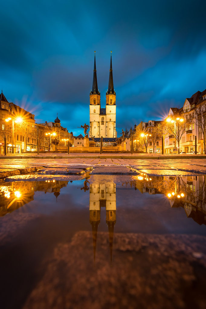 Der Hallmarkt von Halle spiegelt sich am Abend