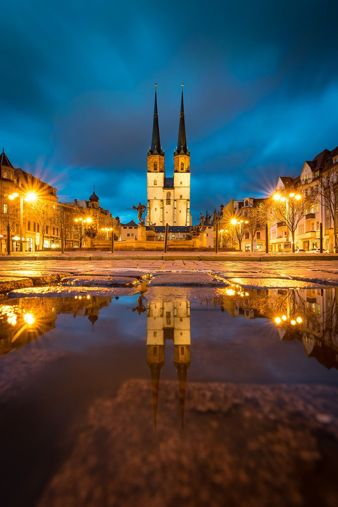 Der Hallmarkt von Halle spiegelt sich am Abend