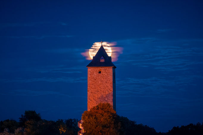 Aufgang Vollmond hinter Burg Giebichenstein