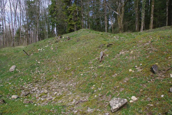 Trümmerreste erinnern an den Ort