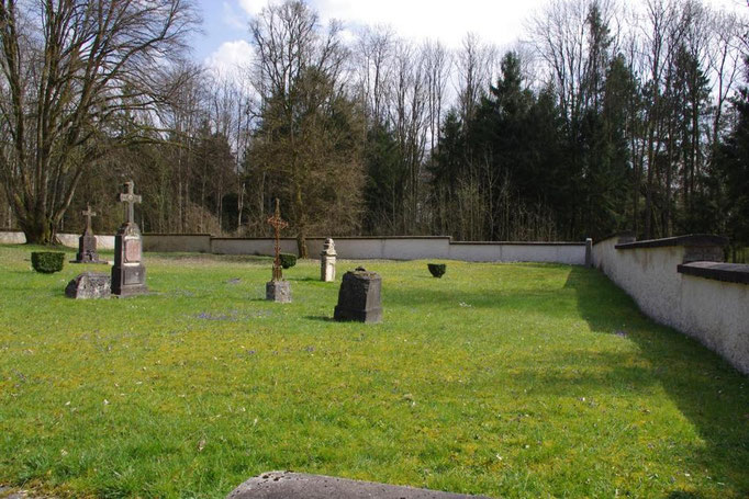 Alte, aus den Trümmern geborgene, und neue Grabsteine auf dem Friedhof