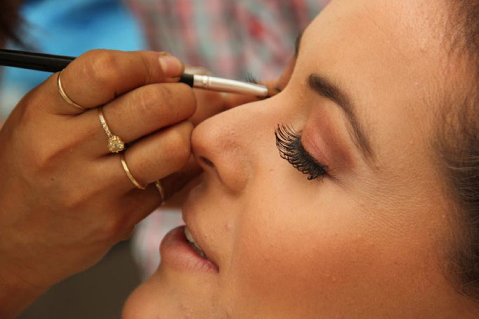 Proceso de maquillaje muy natural