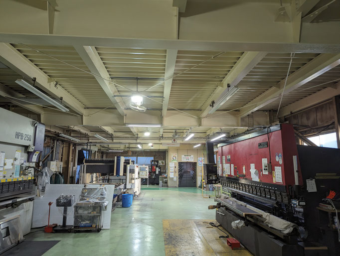 工場内天井鉄部塗装の工事写真