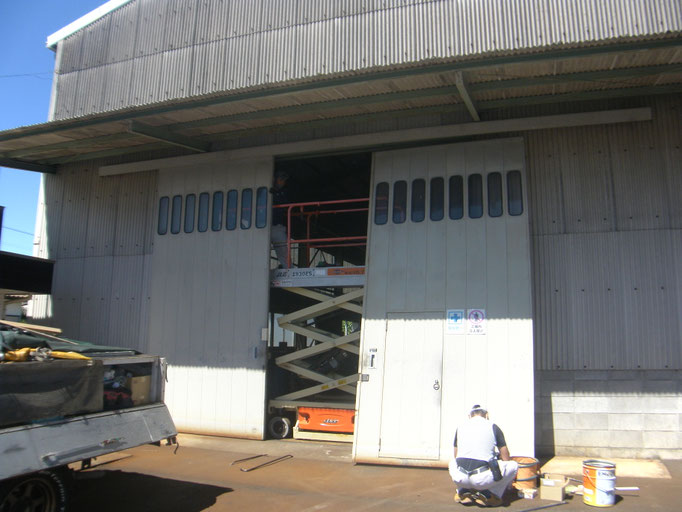 ハンガードア修理作業の工事写真