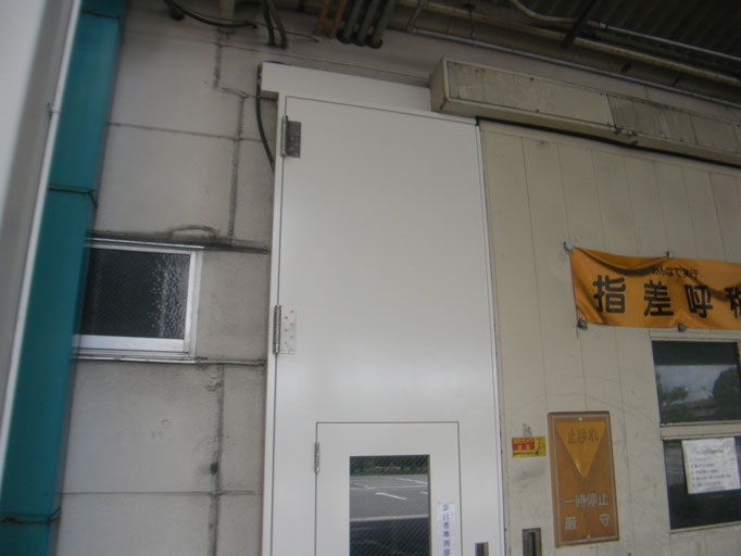 鋼製開き袖扉改修工事の工事写真