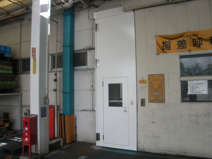 鋼製開き袖扉改修工事の工事写真
