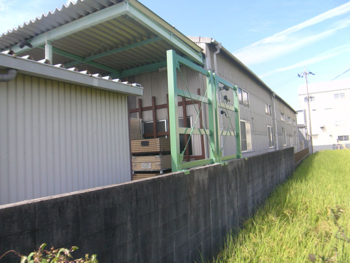パレット転倒防止壁の工事写真