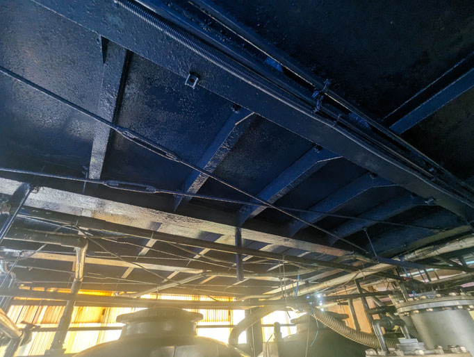 機械設備鉄骨架台塗装の工事写真