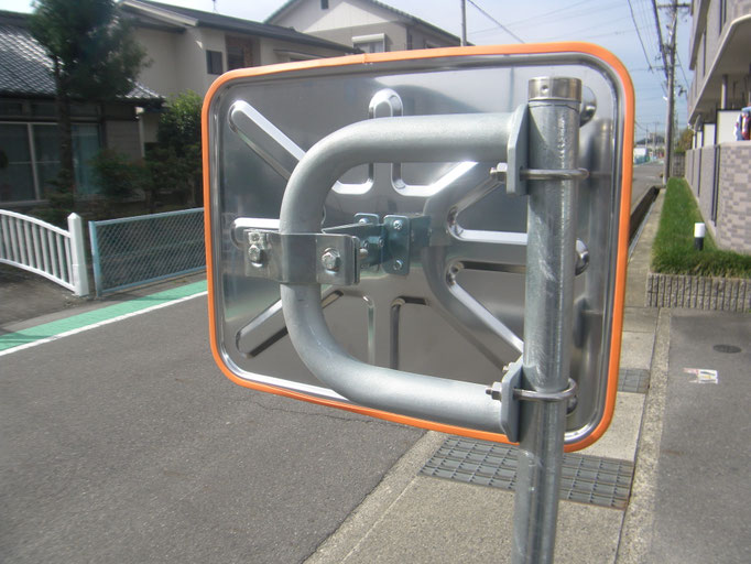 カーブミラー改造工事の工事写真