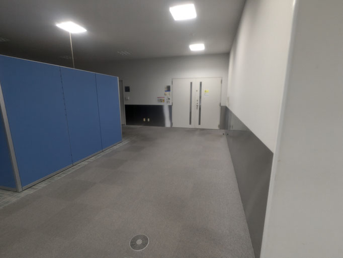 メール室通用廊下壁工事の工事写真