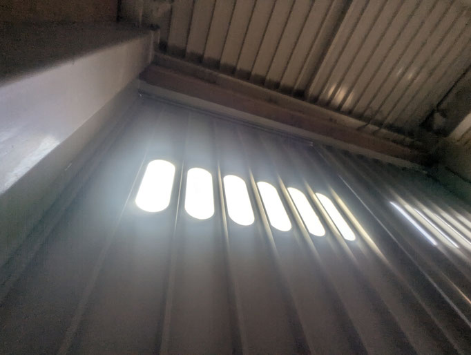 鉄製吊り戸修理作業の工事写真