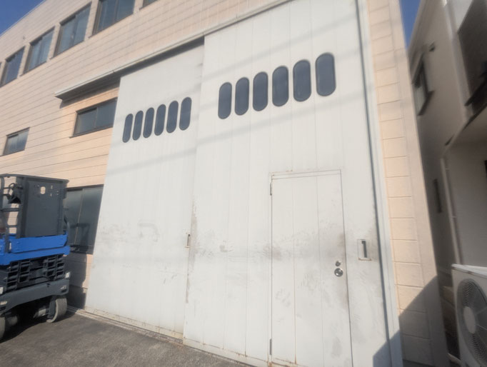 鉄製吊り戸修理作業の工事写真